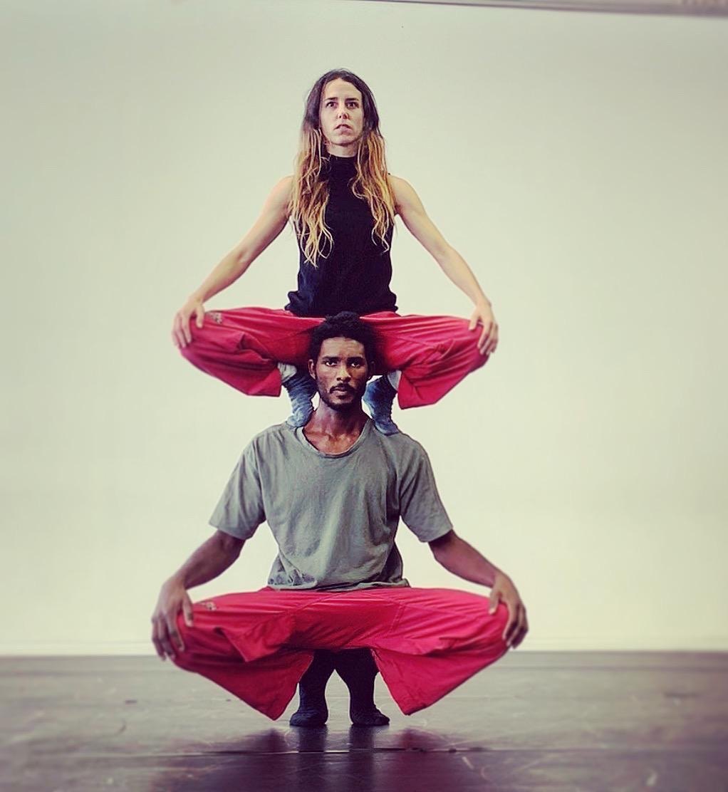 Julia Robert y Rudi Cole en el estudio, uno en equilibrio sobre los hombros del otro